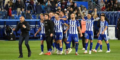 Los jugadores del Deportivo Alavés, celebran su victoria ante el Real Madrid en el partido correspondiente a la octava jornada de LaLiga Santander disputado hoy en el estadio de Mendizorroza, en Vitoria.