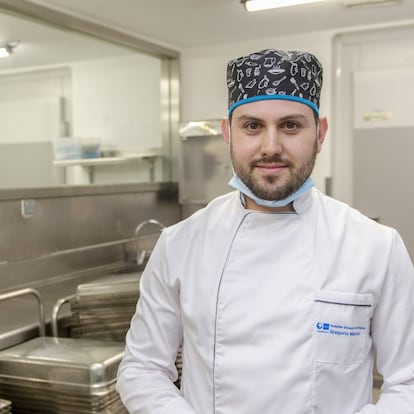 <b>Manuel Carrillo (35 años). Cocinero en el Gregorio Marañón (Madrid).</b><p> “Se están incrementando las partidas de platos para pacientes con coronavirus, y también para el personal que se ocupa de ellos y trabaja más horas. De este modo, los profesionales salen lo menos posible del hospital y pueden contener un poco esto”.