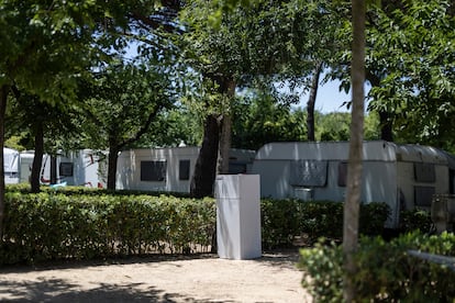 Nevera de alquiler en una parcela del camping Solmar de Blanes, este jueves, a punto para ser recogida.