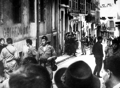 Tropas francesas patrullan en 1962 por el barrio argelino de Bal-El-Oued.