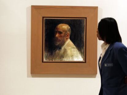 Una mujer mira el autorretrato de Ignacio Pinazo en la exposici&oacute;n del IVAM
