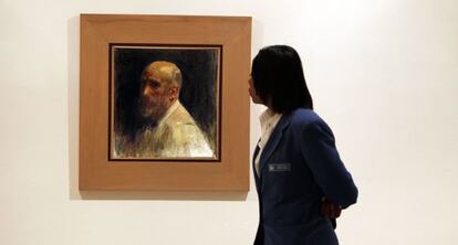 Una mujer mira el autorretrato de Ignacio Pinazo en la exposici&oacute;n del IVAM