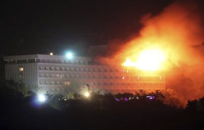 Imagen del hotel ardiendo tras el ataque talibán.