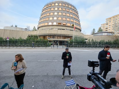 Reporteros frente a la sede del Tribunal Constitucional, este lunes.