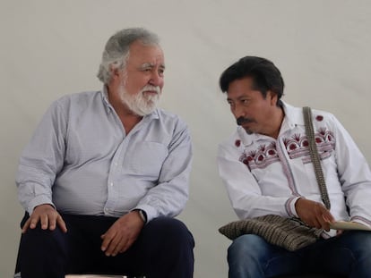 Alejandro Encinas y Damián Gallardo Martínez, durante el acto de disculpas.