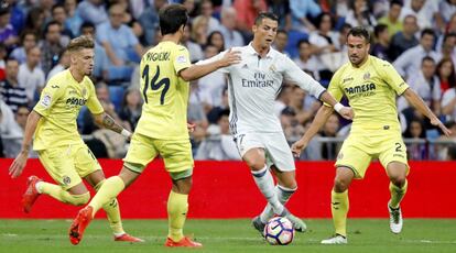 El delantero portugués del Real Madrid Cristiano Ronaldo (c) disputa un balón con el defensa Mario Gaspar (d) y el centrocampista Manu Trigueros (2i), del Villarreal.