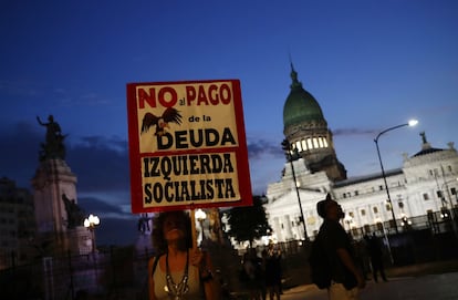 Protesta contra el acuerdo del Fondo Monetario Internacional frente al edificio del Congreso Nacional en Buenos Aires, Argentina, el jueves 17 de marzo de 2022.