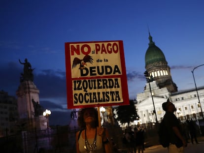 Protesta contra el acuerdo del Fondo Monetario Internacional frente al edificio del Congreso Nacional en Buenos Aires, Argentina, el jueves 17 de marzo de 2022.
