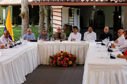 Miembros del Gobierno de Colombia y la delegación del Ejército de Liberación Nacional (ELN), en Caracas, el 4 de octubre de 2022.