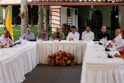 Los comandantes del Ejército de Liberación Nacional: Pablo Beltrán, Antonio García y Aureliano Carbonell, el Alto Comisionado para la Paz Iván Danilo Rueda, el senador Iván Cepeda y Monseñor Fabio Henao en Caracas.