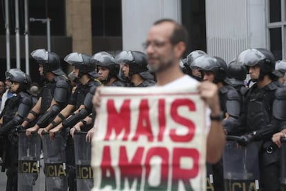 La presencia policial fue constante en todo el acto, y hacia el final, buscaron provocar su dispersión con bombas de humo