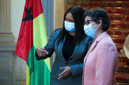 La ministra de Exteriores, Arancha González Laya (d), recibe a su homóloga de Guinea Bissau, Suzi Barbosa (i), para abordar asuntos como la inmigración y cooperación.