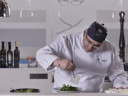 El chef Andrea Tumbarello prepara un plato en Don Giovanni, su restaurante.