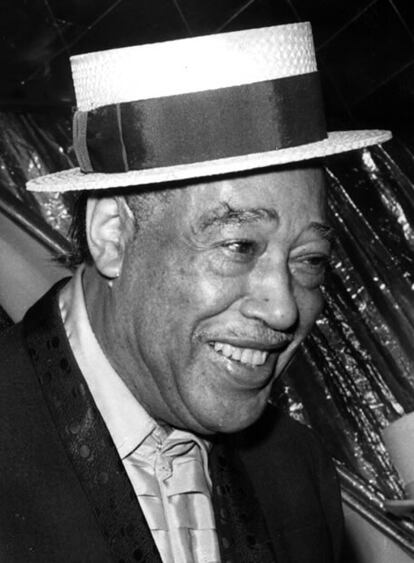 La leyenda del jazz, Juke Ellington, se convertir en el primer afroamericano en aparecer en una moneda estadounidense, tras ser elegido por los ciudadanos de Washington D.C. como el prximo personaje local en ser conmemorado en los 25 centavos. El msico aparecer en la lnea de monedas tocando el piano y, bajo l, se leer la frase: "Justicia para todos". Nacido en la capital estadounidense, Edward Kennedy <I>Duke</i> Ellingron recibi trece premios Grammy durante su trayectoria y escribi ms de 3000 canciones, que interpret en su larga carrera con artistas como John Coltrane, Louis Armstrong y Ella Fitzgerald.