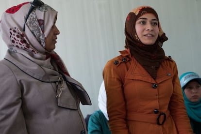 Mariam con su profesora en la escuela del campamento de refugiados de Za’atari, donde viven unos cien mil refugiados sirios. ".