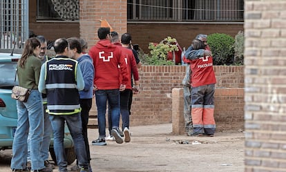 Una psicóloga de la Cruz Roja atiende a uno de los afectados por un derrumbe tras la dana en Massanassa (Valencia).