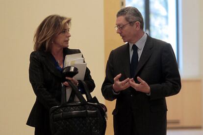 Ana Botella y Alberto Ruiz-Gallardón, hace una semana al presentar el Plan de Calidad del Aire en el Palacio de Cibeles.