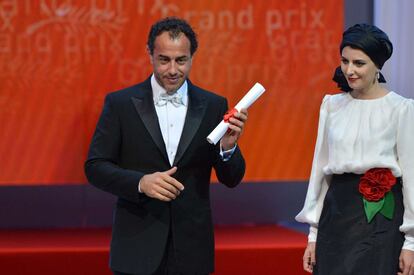 El director italiano Matteo Garrone, tras recibir el Gran Premio del Jurado por 'Reality. A su derecha, la actriz iraní Leila Hatami.