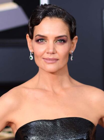 Katie Holmes apostó por ondas al agua y sombras rojizas.