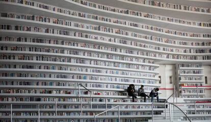 Varias personas visitan la biblioteca de Tianjin Binhai, en China, el 30 de noviembre del 2017. Esta biblioteca esférica contiene 1,2 millones de libros y fue inaugurada en octubre del 2017.