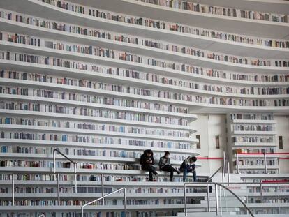  Varias personas visitan la biblioteca de Tianjin Binhai, en China, el 30 de noviembre del 2017. Esta biblioteca esf&eacute;rica contiene 1,2 millones de libros y fue inaugurada en octubre del 2017. 
