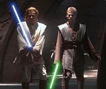 Fotograma de 'El ataque de los clones' en el que aparecen Ewan McGregor y Hayden Christensen.