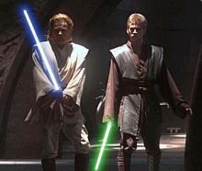 Fotograma de &#39;El ataque de los clones&#39; en el que aparecen  Ewan McGregor y  Hayden Christensen.