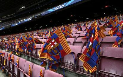 Banderas del Barcelona en el Camp Nou, este mi&eacute;rcoles.