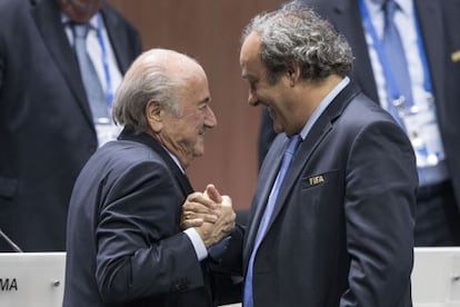 Michel Platini felicita Sepp Blatter després de la seva reelecció.