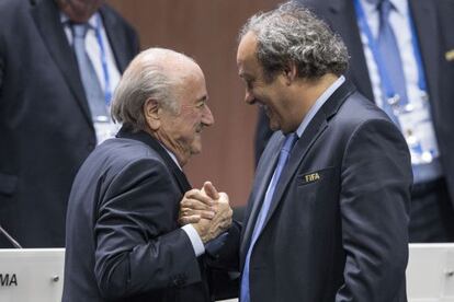 Michel Platini felicita a Sepp Blatter tras su reelección.