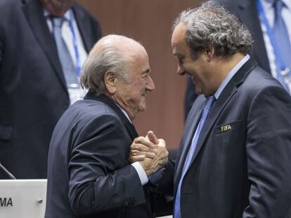 Michel Platini cumprimenta Sepp Blatter depois de sua reeleição.