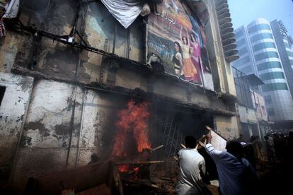 Manifestante destrozan el cine de la ciudad pakistaní de Peshawar como resultado de los enfrentamientos registrados durante las protestas organizadas en todo el país durante la festividad del "Día del Amor a Mahoma"