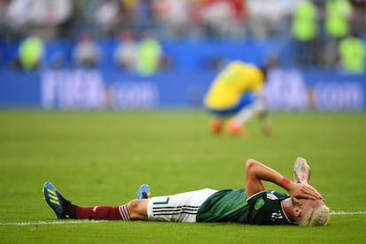 El jugador mexicano Miguel Layun se tapa la cara tumbado en el suelo después del partido.