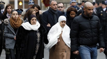 Familiares de um dos policiais assassinados em París, durante a homenagem celebrada no pátio da sede da polícia na capital francesa.