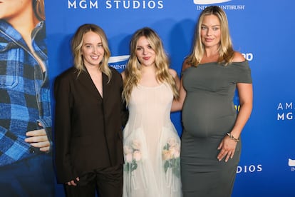 De izquierda a derecha, la actriz y directora Megan Park, la cantante y actriz Maisy Stella, y la productora y actriz Margot Robbie en la premier de la película 'My Old Ass', el 9 de septiembre de 2024 en Beverly Hills (California).