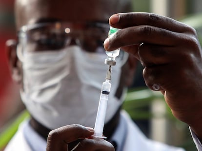 Profissional de saúde prepara uma vacina contra covid-19 da AstraZeneca.