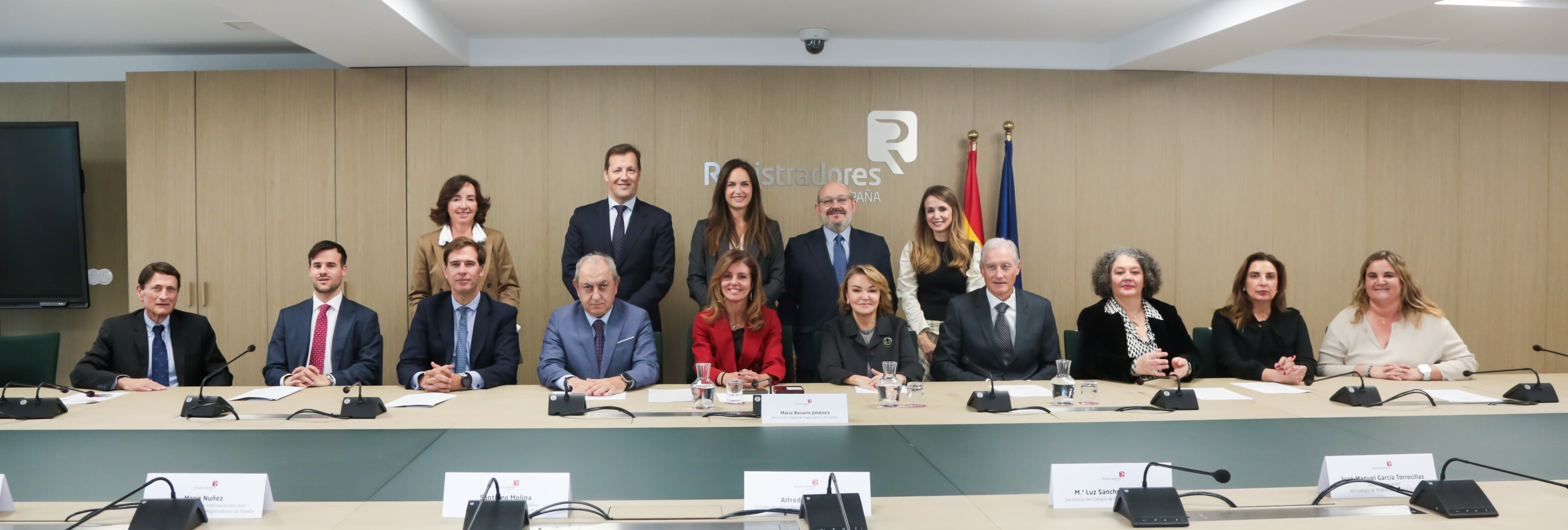 De izq. a dcha., de pie: Begoña Beitia, tesorera; José Soriano, director del Servicio de Sistemas de Información; Dulce Calvo, vocal de Relaciones Internacionales (UE); Luis Manuel Benavides, vocal director de Bases Gráficas y Teresa López, vocal de Relac