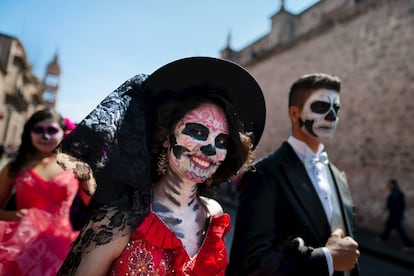Una mujer disfrazada de La Catrina en la fiesta de Todos los Santos en Morelia (México).