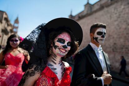 Una mujer disfrazada de La Catrina en la fiesta de Todos los Santos en Morelia (México).