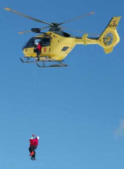 Un helicóptero recata a un excursionista (foto de archivo).
