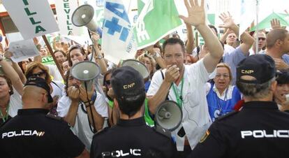 Protesta durante la reunión de la Mesa de la Función Pública del viernes.