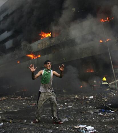 12 de febrero de 2007. Un hombre pide a la gente que se aleje de la zona cercana al mercado de Chorya donde tuvo lugar el primero de los dos atentados con bombas cometidos ese da en Bagdad.