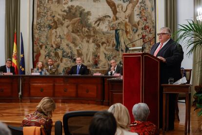 MADRID, 06/03/2023.- El director general del Banco de Pagos Internacionales (BPI), el mexicano Agustín Carstens (d), pronuncia un discurso tras recibir el Premio de Economía Rey de España, este lunes en Madrid. EFE/ Juan Carlos Hidalgo
