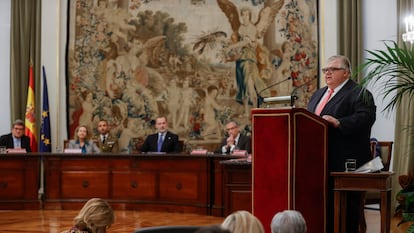 MADRID, 06/03/2023.- El director general del Banco de Pagos Internacionales (BPI), el mexicano Agustín Carstens (d), pronuncia un discurso tras recibir el Premio de Economía Rey de España, este lunes en Madrid. EFE/ Juan Carlos Hidalgo
