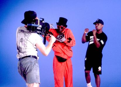 Flavor Flav y Chuck D, de Public Enemy, durante la grabación del vídeo de 'Bring the noise' en 1991. 