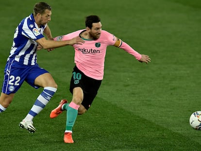 Messi intenta escaparse del marcaje de Florian Lejeune