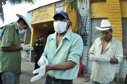 Reos limpian las inmediaciones del penal de Comayagua.