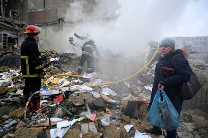 Los bomberos trabajan entre los escombros de un colegio destruido por un ataque ruso en la localidad de Zhytomyr, a 140 kilómetros al oeste de Kiev, la capital ucrania. El Gobierno japonés anunció este viernes que enviará a Ucrania material de auxilio y de defensa no letal, ante la escalada bélica que sufre el país tras la invasión rusa y de acuerdo a su constitución pacifista.