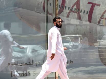 Homem em frente ao hangar da Qatar Airways, em Riad (Arábia Saudita).