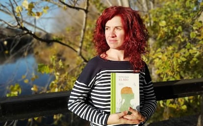 Raquel Marín posa junto con el libro.